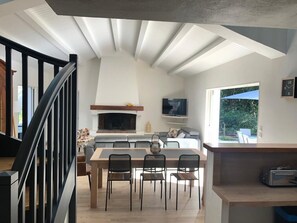 Televisie en een open haard