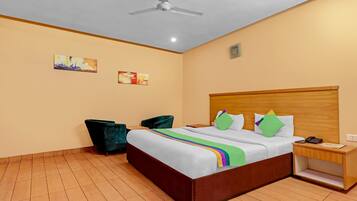 Escritorio y tabla de planchar con plancha