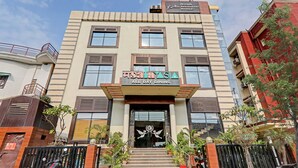 En bygning med skilt for 'TSala All Day Dining' og 'Eshita Kolkata Placed with Silicon Labs'.