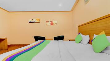 Escritorio y tabla de planchar con plancha