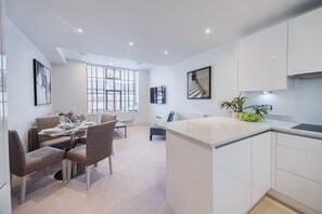 Grand réfrigérateur, micro-ondes, tables à manger