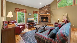Living area - Nature in Aska! Access to Toccoa River/USFS (Blue Ridge)