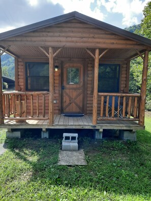 Comfort Cabin | Terrace/patio - Hidden Valley Campground (Mullens)