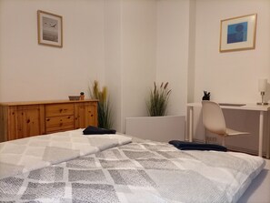 1 bedroom, desk, free WiFi, bed sheets - Apartment 4 Cityquartier (Bremerhaven)