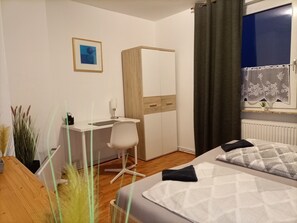 1 dormitorio, escritorio, wifi gratis y ropa de cama