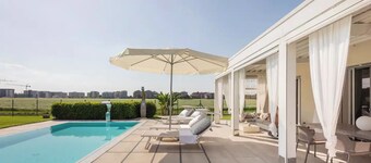 G&P Luxury Villa With Pool