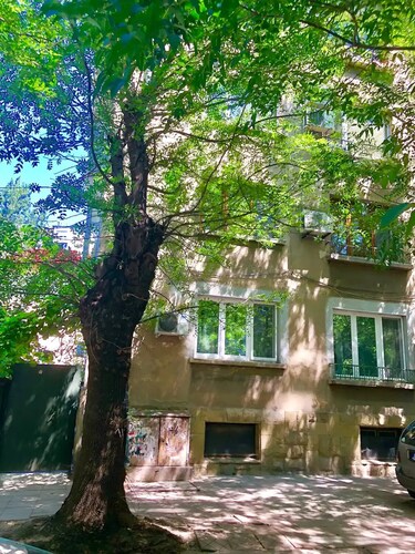 Large, Quiet and Spacious Apartment - 15 min from City Centre!