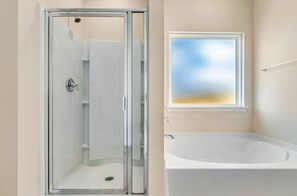 Combined shower/bathtub, hair dryer, towels