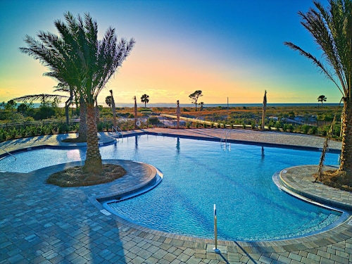 Close to Pool, Beach 1 Block, Dogs & EV Charger!