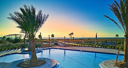 Close to Pool, Beach 1 Block, Dogs & EV Charger!