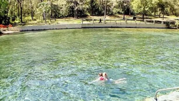 Une piscine aux eaux cristallines où l’on peut se baigner, ainsi qu’une terrasse en bois.