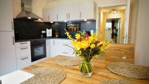 ثلاجة، فرن، موقد طهي مسطح، غسالة أطباق