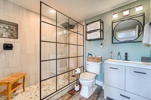 Shower, hair dryer, towels, soap - Grandview Hideaway - Vast views, walk to restaurants, disk golf, lots of privacy (Erie)