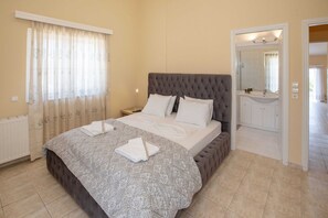 4 bedrooms, iron/ironing board, WiFi, bed sheets