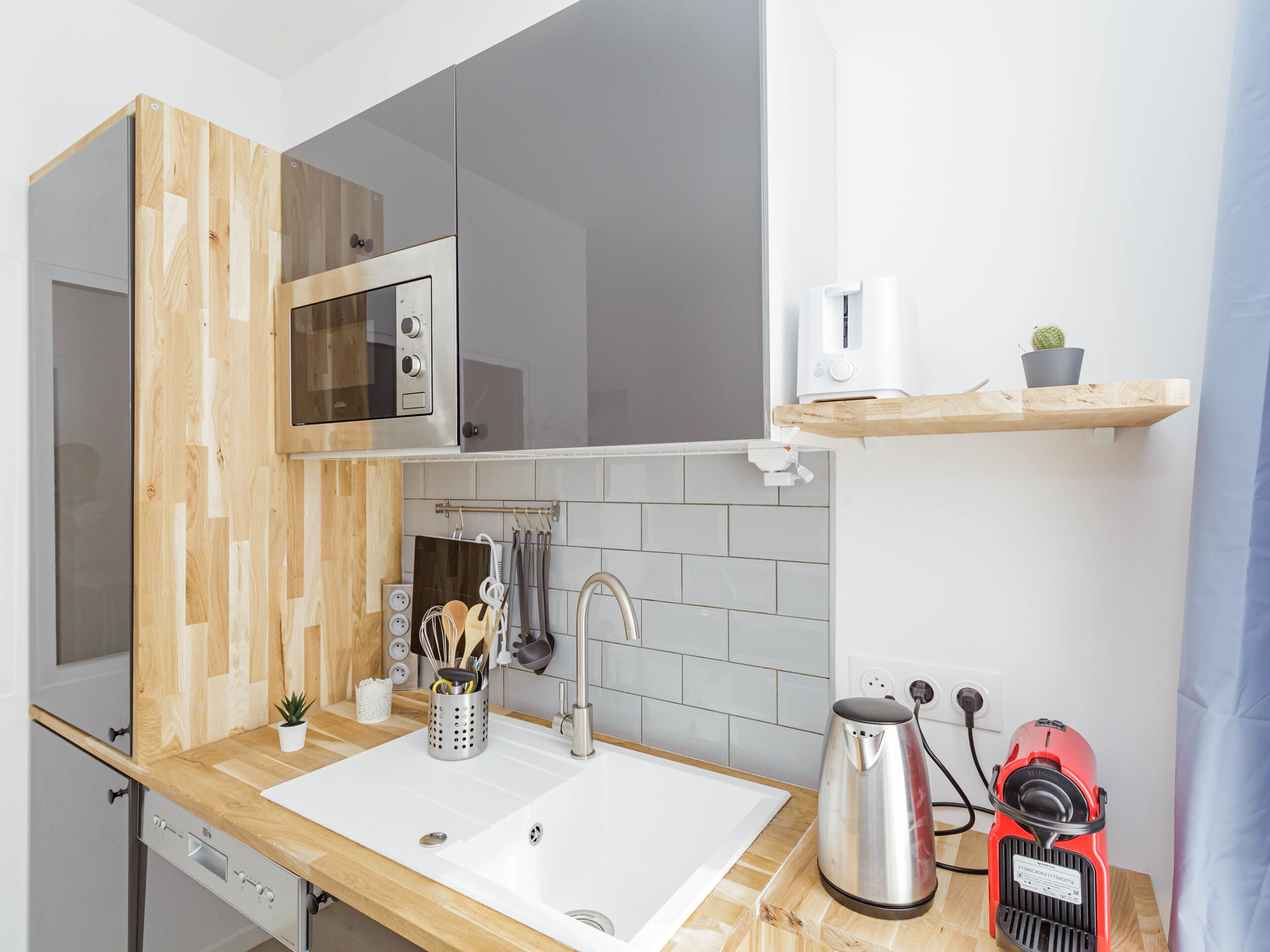 Kjøleskap, mikrobølgeovn, oppvaskmaskin og kaffetrakter/tekoker