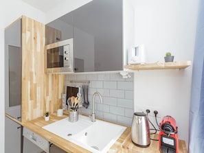 Fridge, microwave, dishwasher, coffee/tea maker