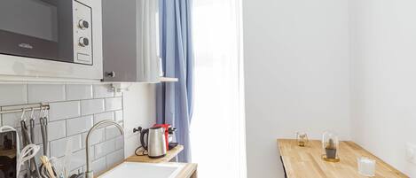 Fridge, microwave, dishwasher, coffee/tea maker