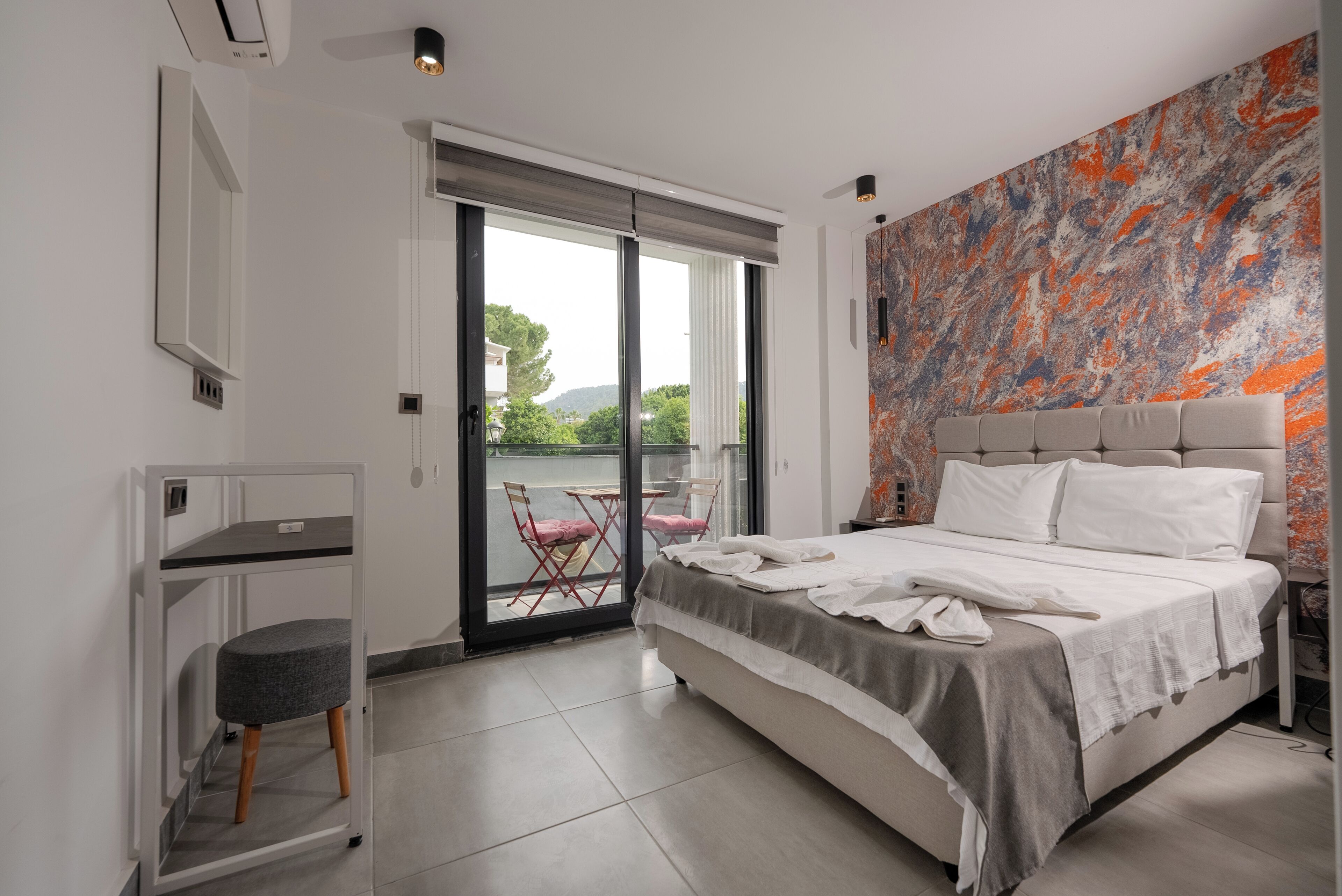 Junior Studio Suite, Non Smoking, City View | Premium bedding, in-room safe, desk, laptop workspace