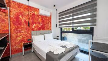 Standard Studio Suite | Premium bedding, in-room safe, desk, laptop workspace
