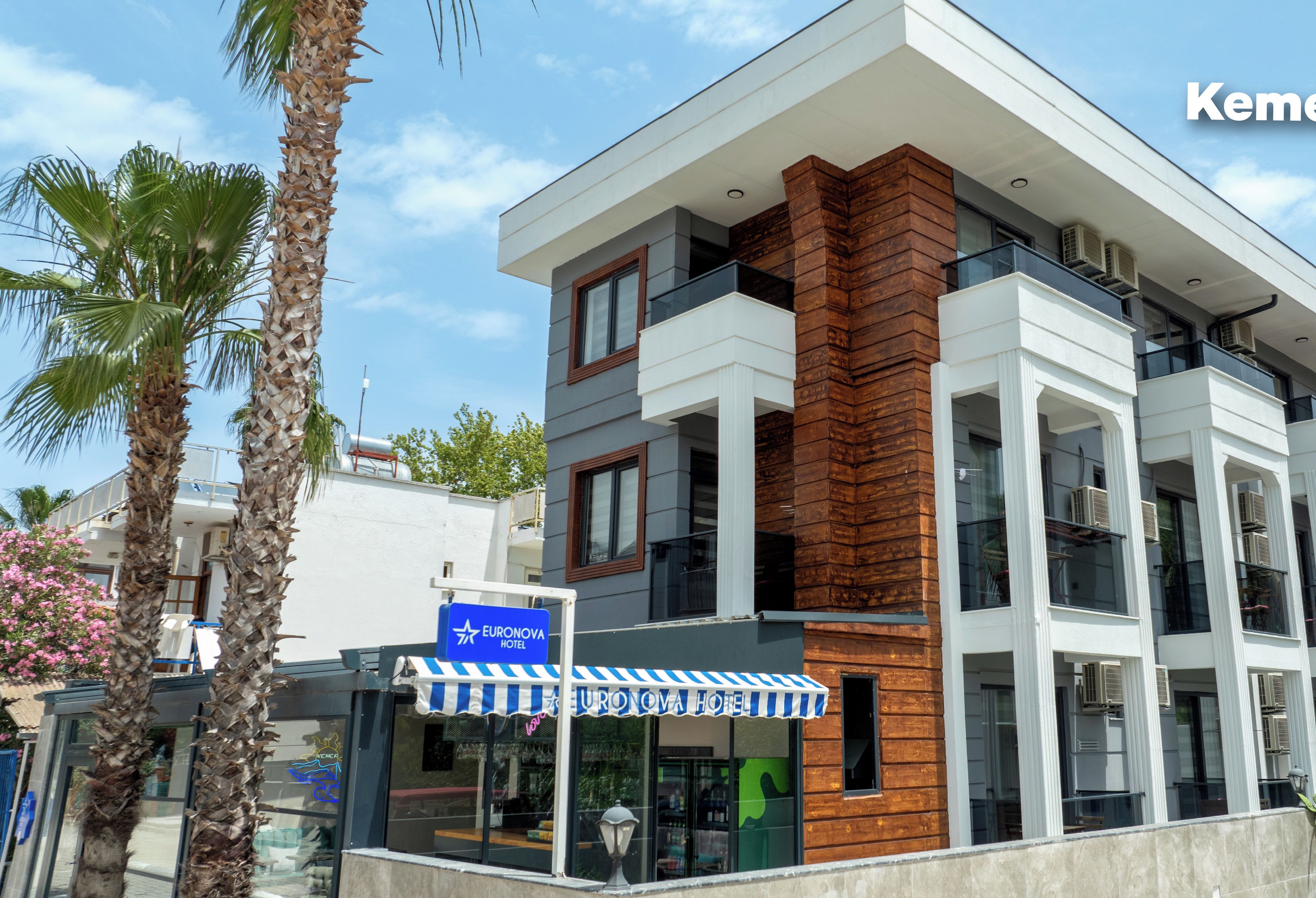 En moderne hotels bygning med en markant murstensfacade, store vinduer og et tydeligt skilt for EURONOVA HOTEL.