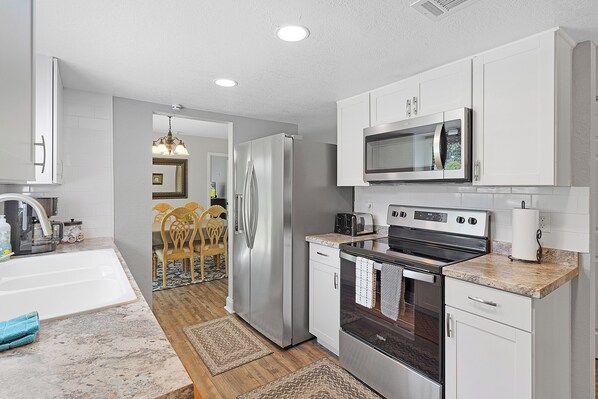 Fridge, microwave, oven, stovetop - The Horseman's Retreat (Ocala)