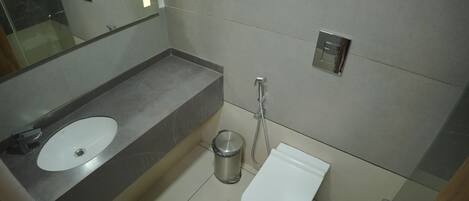 Ein modernes Badezimmer mit Waschbecken, Toilette und Dusche.