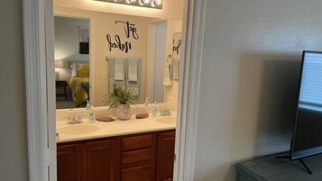 4 bedrooms, iron/ironing board, travel cot, free WiFi