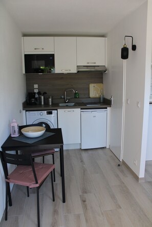 Réfrigérateur, micro-ondes, cafetière/bouilloire, bouilloire électrique