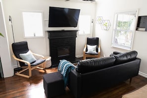 Smart TV y chimenea 