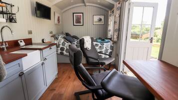 1 bedroom, individually decorated, individually furnished, free WiFi