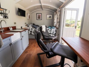 1 habitación, decoración personalizada y muebles diferentes