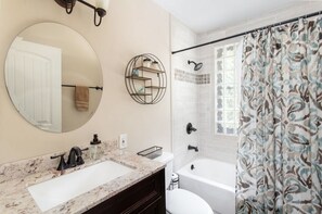 Shower, hair dryer, towels, soap - Quiet neighborhood, 10 minutes from downtown (Nashville)