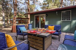 Outdoor dining - Bluebird Day - River Hawk in Bend, Experience comfort at a spacious 3BR home. (Bend)