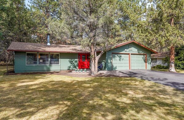 Exterior - Bluebird Day - River Hawk in Bend, Experience comfort at a spacious 3BR home. (Bend)