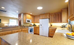 Kjøleskap, mikrobølgeovn, ovn og kokeplater