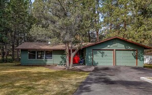 Exterior - Bluebird Day - River Hawk in Bend, Experience comfort at a spacious 3BR home. (Bend)