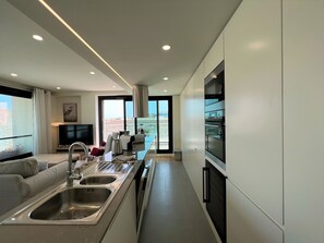 Geladeira, micro-ondas, fogão, cooktop
