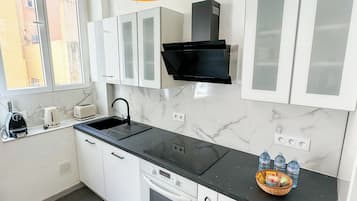 Frigorifero, microonde, forno, piano cottura