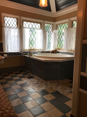 Bathtub, hair dryer, towels, soap - Bohemian LODGE in an Enchanted Garden-by-the-Sea; 3-min walk to Private Beach (Carrabelle)