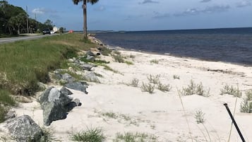 Na praia, espreguiçadeiras, toalhas de praia