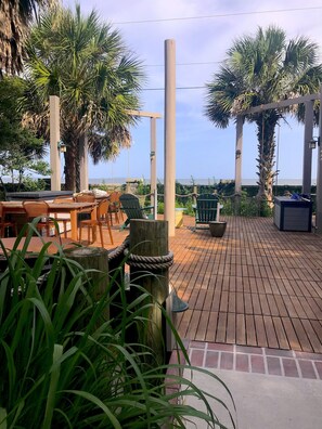 Outdoor dining - Bohemian LODGE in an Enchanted Garden-by-the-Sea; 3-min walk to Private Beach (Carrabelle)
