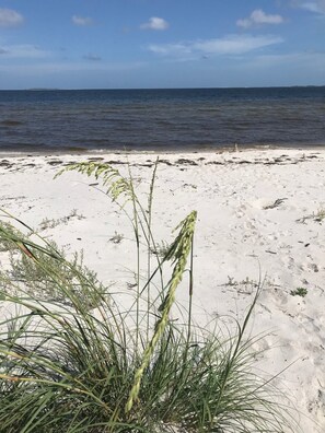På stranden, solsenger og strandhåndklær