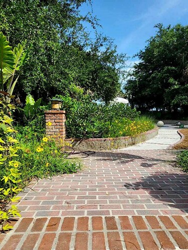 Bohemian LODGE in an Enchanted Garden-by-the-Sea; 3-min walk to Private Beach