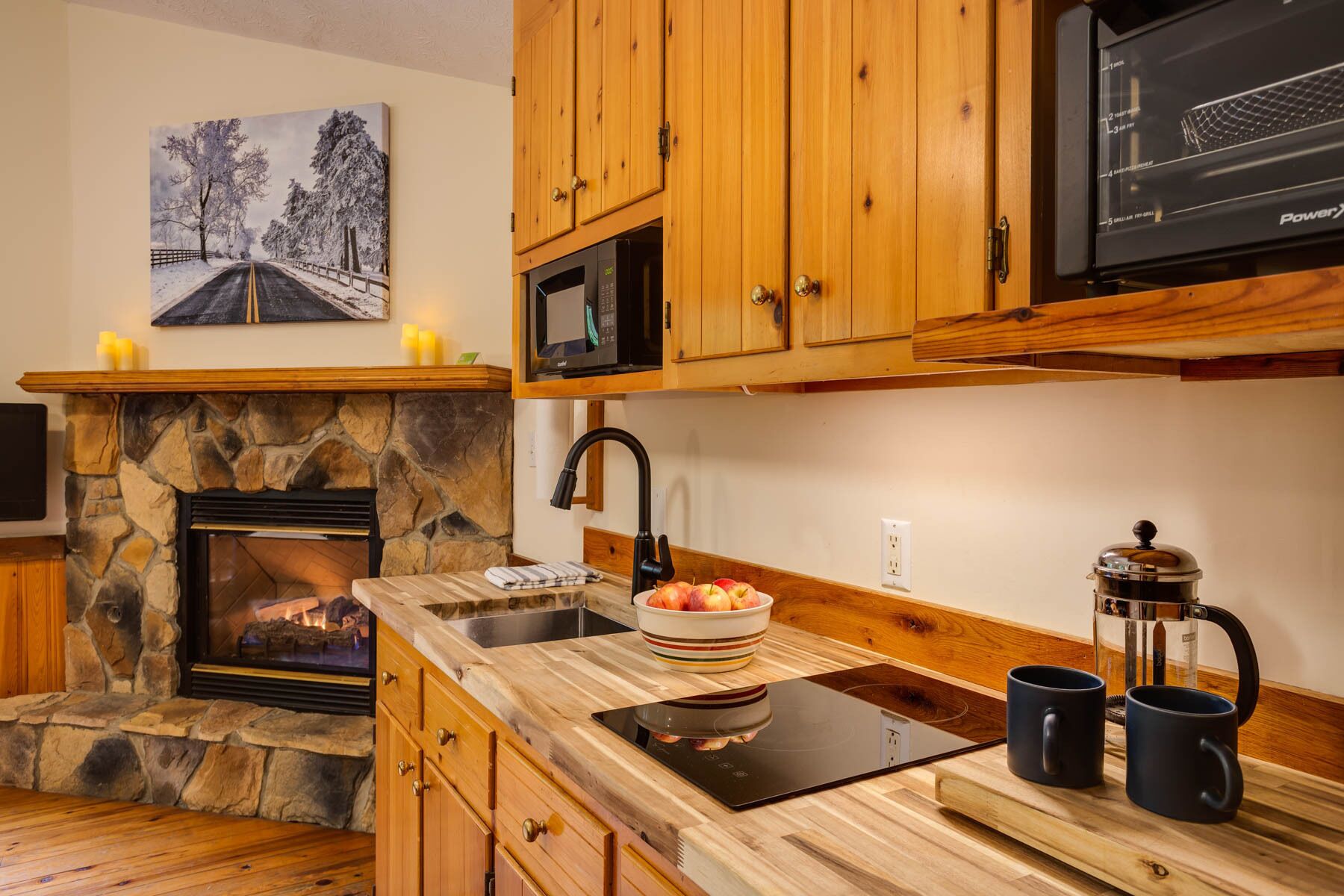 Jääkaappi, mikroaaltouuni, liesi, kahvin-/teenkeitin