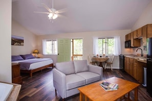 Fernseher, Kamin, DVD-Player, Bücher