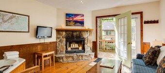 Dripping Rock--1 King BR, Jacuzzi, Kitchenette