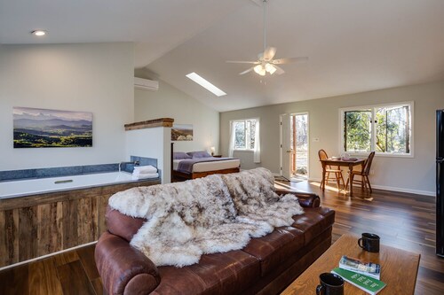 High Meadows--King BR, fireplace, jacuzzi, kitchen