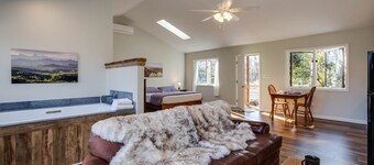 High Meadows--King BR, fireplace, jacuzzi, kitchen