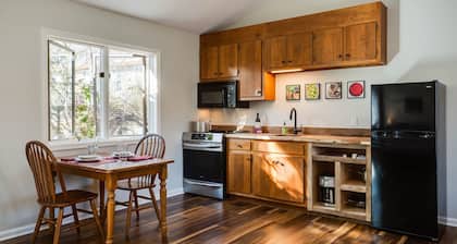 High Meadows--King BR, fireplace, jacuzzi, kitchen