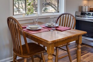 Dining - High Meadows--King BR, fireplace, jacuzzi, kitchen (Lyndhurst)